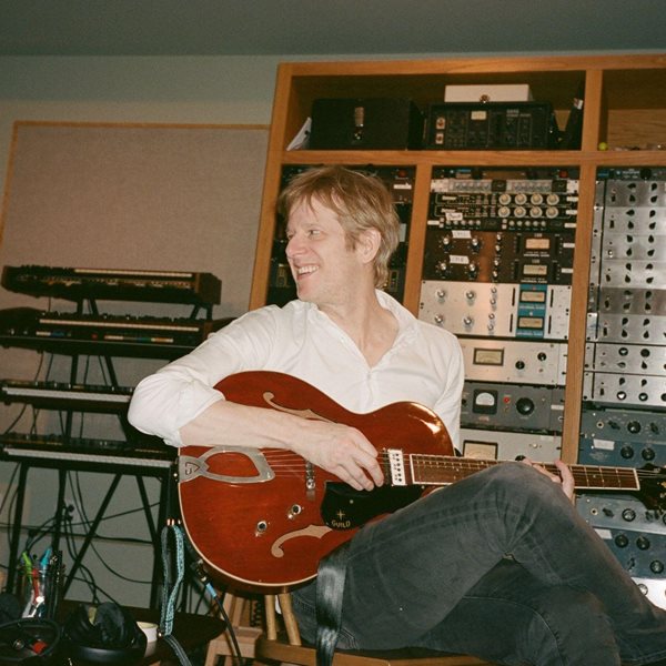 Μόλις ακούσαμε -και κολλήσαμε με- τα 2 ολοκαίνουργια τραγούδια των Spoon