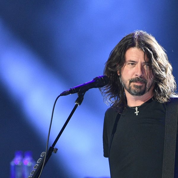Στα ελληνικά η αυτοβιογραφία του Dave Grohl, ντράμερ των Nirvana και μπροστάρη των Foo Fighters