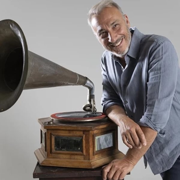 Μίνως Μάτσας: Παίρνω τους βέβηλους ρυθμούς του Μάρκου, τις θεϊκές μελωδίες του Τσιτσάνη και τα βάζω στο δικό μου μουσικό σύμπαν