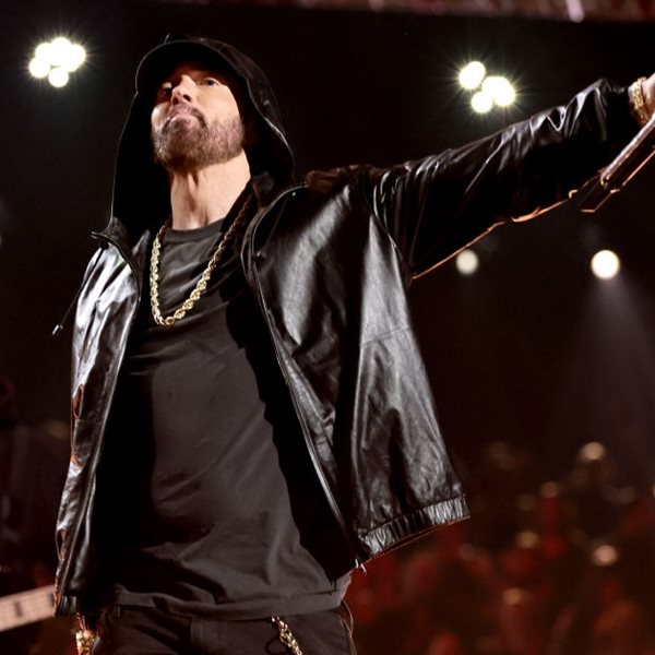 Μόνο ο Eminem θα μπορούσε να εκτοπίσει την Taylor Swift από την κορυφή