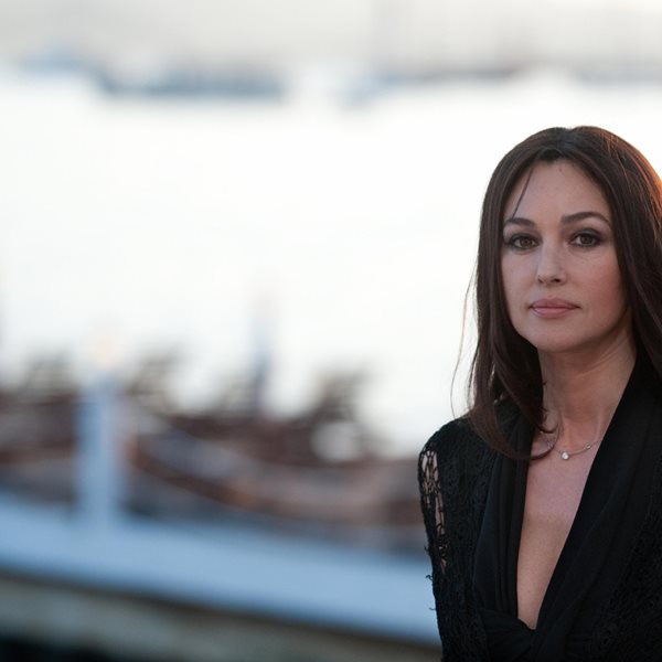 Monica Bellucci με σούπερ μίνι και βαθύ ντεκολτέ, αξία ανεκτίμητη