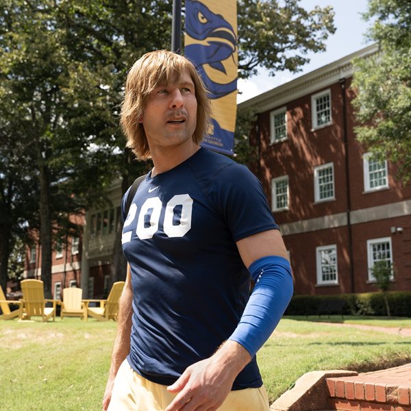 Αυτή ίσως είναι η feel-good κωμωδία που χρειαζόμαστε μέχρι να βγει επιτέλους το Ted Lasso