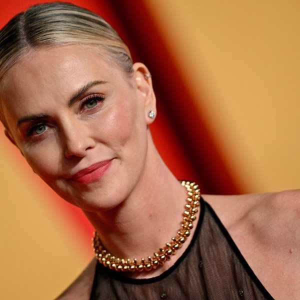 Δυσκολευτήκαμε να γνωρίσουμε τη Charlize Theron σε αυτήν τη διαφήμιση ποτού