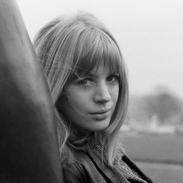 Έφυγε από τη ζωή η τραγουδίστρια Marianne Faithfull