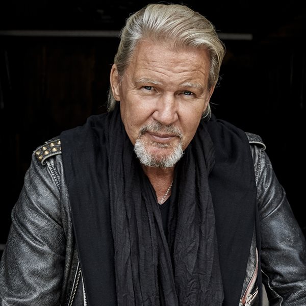 Ο θρύλος της Eurovision Johnny Logan έρχεται για πρώτη φορά στην Ελλάδα