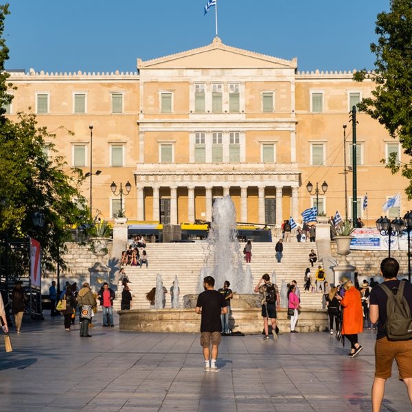 Γιατί η πλατεία Συντάγματος θα γίνει γήπεδο ποδοσφαίρου