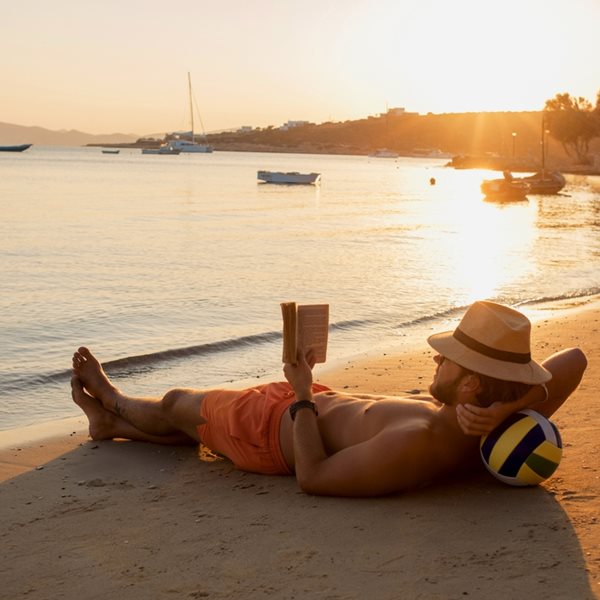 Πέντε βιβλία Ελλήνων πεζογράφων που αξίζει να διαβάσεις αυτό το καλοκαίρι