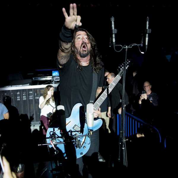 Γενναίος ντράμερ θα προσπαθήσει να παίξει μέσα σε 9 ώρες όλα τα τραγούδια των Foo Fighters