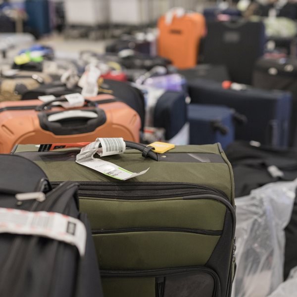 Να γιατί πρέπει πάντα να αφαιρείς τα παλιά αυτοκόλλητα από τη βαλίτσα σου