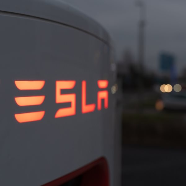 Έρχοναι μαζικές απολύσεις στην Tesla για 'περισσότερη παραγωγικότητα' λέει ο Elon Musk