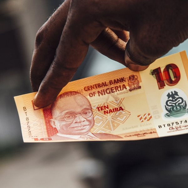 Η κρίση του νάιρα στη Νιγηρία πλησιάζει προς το τέλος της