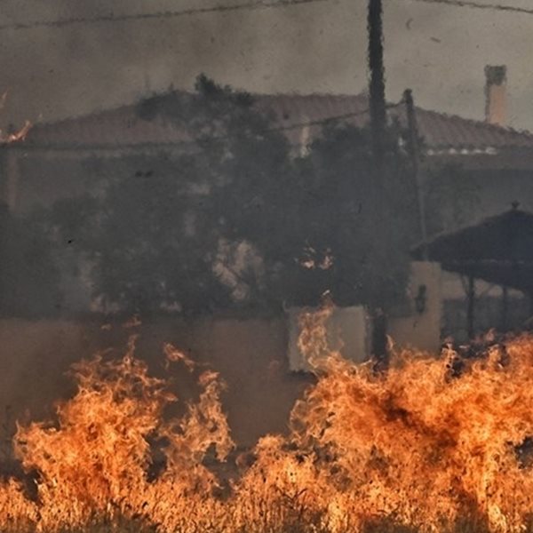 Μαίνονται οι πυρκαγιές σε Σαρωνίδα και Λουτράκι