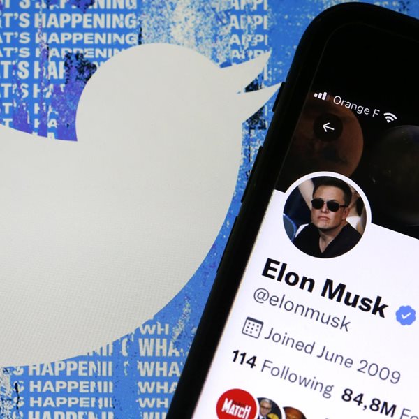Ο Elon Musk βάζει στον πάγο την εξαγορά του Twitter