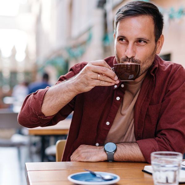 Ο καφές αποδεδειγμένα μας κάνει πιο ευτυχισμένους και το Harvard επιβεβαιώνει