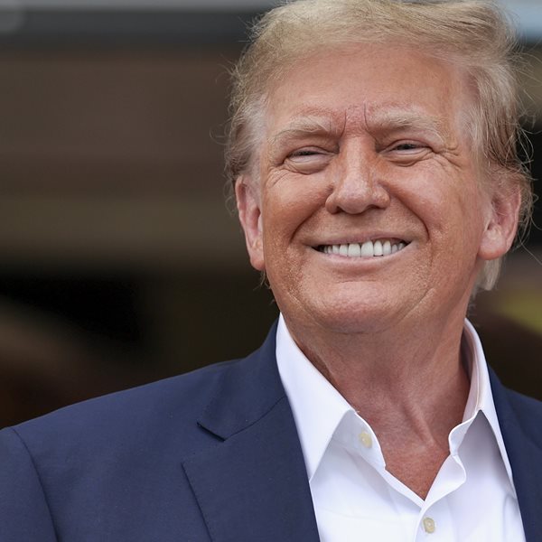 Σε άλλα νέα, σύμφωνα με τον Trump οι παράνομοι μετανάστες 'δημιουργούν στρατό' για να επιτεθούν στους Αμερικανούς