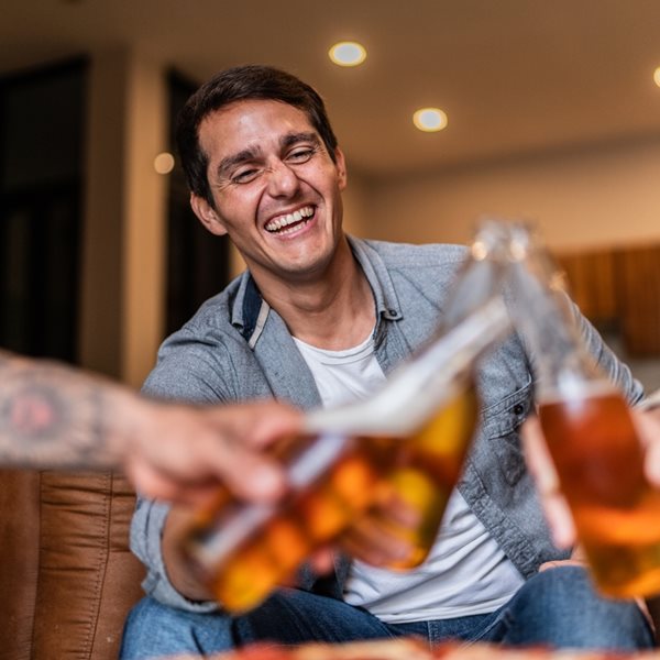 Η δουλειά που πληρώνεσαι 12.000 ευρώ για να πίνεις μπύρα