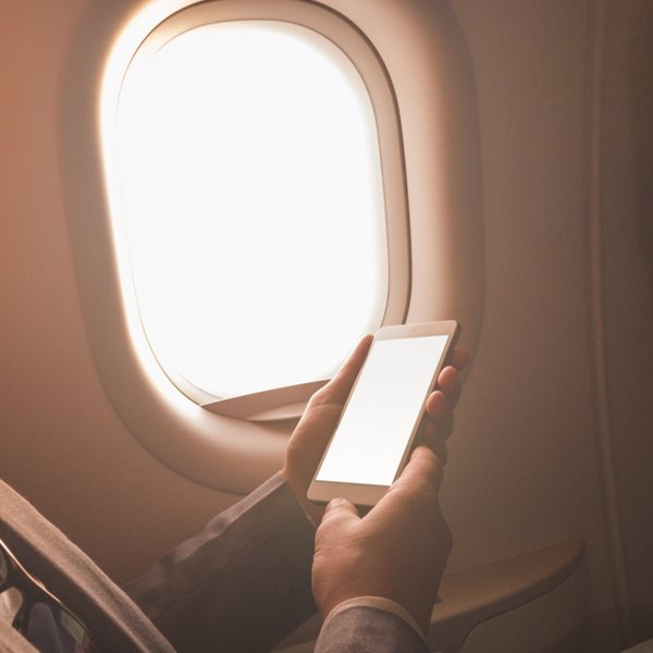 Γιατί πρέπει να βάζεις το κινητό σου σε λειτουργία πτήσης στο αεροπλάνο
