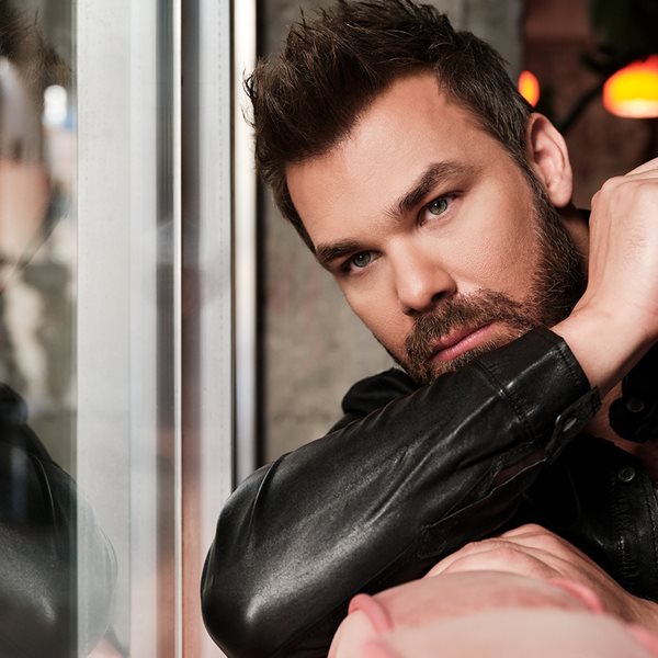 Ο Γιώργος Σαμπάνης τραγουδάει τη ζωή του