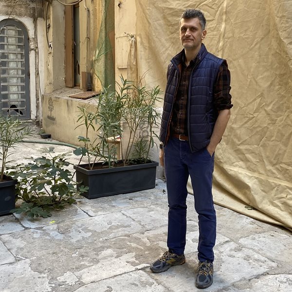 Κώστα Πράπογλου, πώς είναι να μιλά όλη η Αθήνα για την έκθεση Wanderlust / all passports;