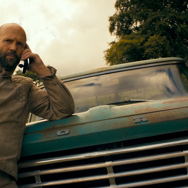 Αν σου έλειψαν οι κλασικές ταινίες δράσης, το Beekeeper είναι για σένα