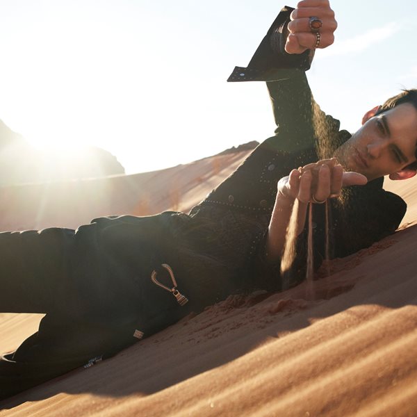 Ο χαρισματικός Kodi Smit McPhee στη νέα καμπάνια της Zara Studio