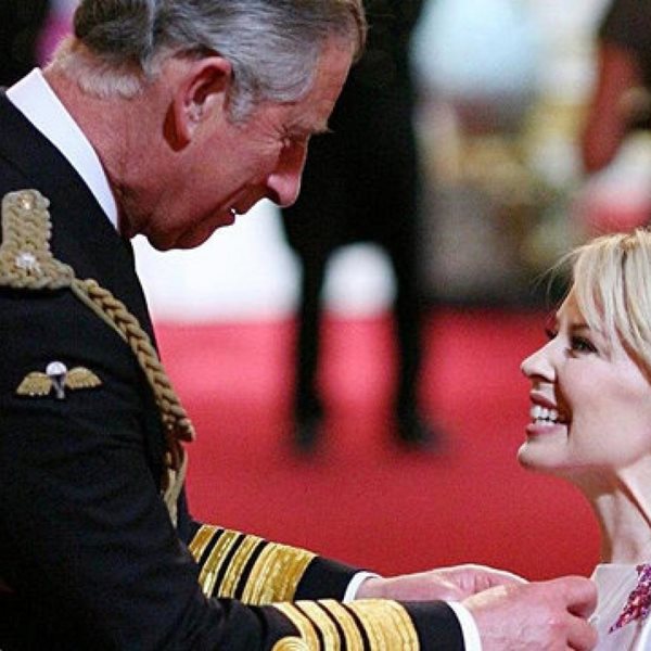 Ο Βασιλιάς Κάρολος χορεύει με Kylie