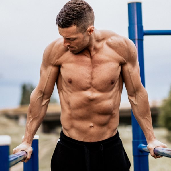 Καλλισθενική γυμναστική vs γυμναστήριο: Τι να προτιμήσεις για περισσότερη μυική μάζα