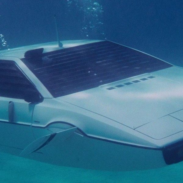 Η Τesla ετοιμάζει υποβρύχιο αυτοκίνητο