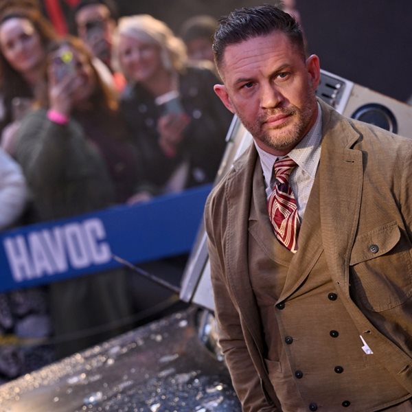 Γιατί κανείς δεν μοιάζει περισσότερο με James Bond από τον Tom Hardy