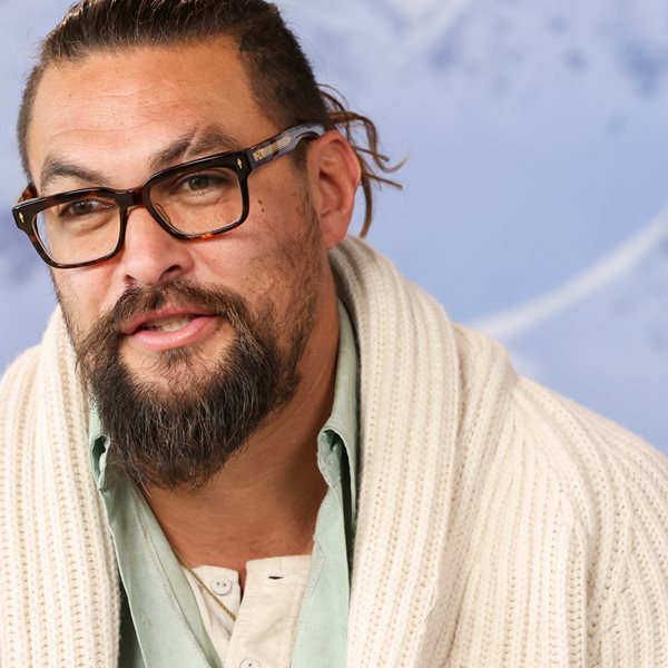 O Jason Momoa μένει στο δρόμο - και δεν κάνουμε πλάκα