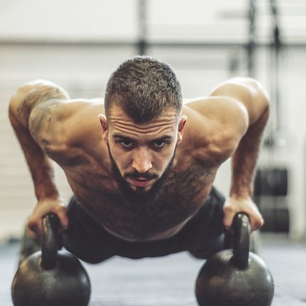 Μία 30λεπτη προπόνηση με αλτήρες για να κάψεις πολύ λίπος