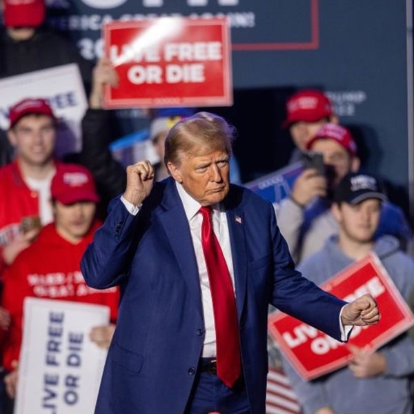 Σε άλλα νέα, ο Donald Trump αντιγράφει ατάκες του Χίτλερ