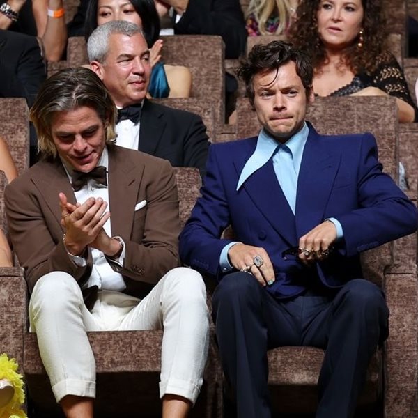 Σε άλλα νέα, το ίντερνετ αναρωτιέται αν ο Harry Styles έφτυσε τον Chris Pine