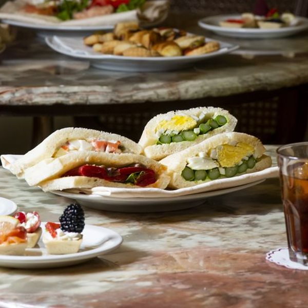 Αperitivo με τέλεια σάντουιτς