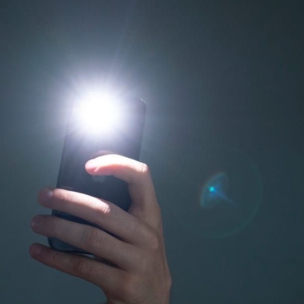 Το κόλπο για να αυξήσεις τη φωτεινότητα του φακού στο κινητό σου