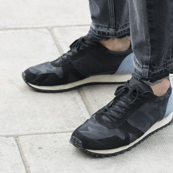 4 στυλ μαύρων sneakers που είναι μόδα