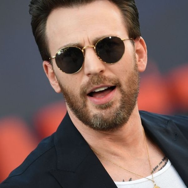 Ο Chris Evans 'ψηφίζει' κοστούμι με φανελάκι