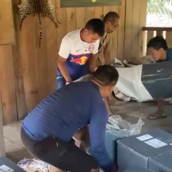 Σε άλλα νέα, ο Elon Musk μύησε τους ιθαγενείς του Αμαζονίου στο πορνό