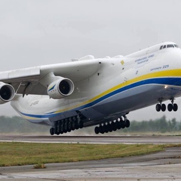 Το μεγαλύτερο αεροπλάνο στον κόσμο χτυπήθηκε από ρωσικά βλήματα