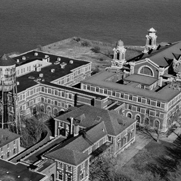 Νήσος Έλις, η πρώτη εικόνα που αντίκριζαν χιλιάδες Έλληνες που έφταναν στην Αμερική ως μετανάστες