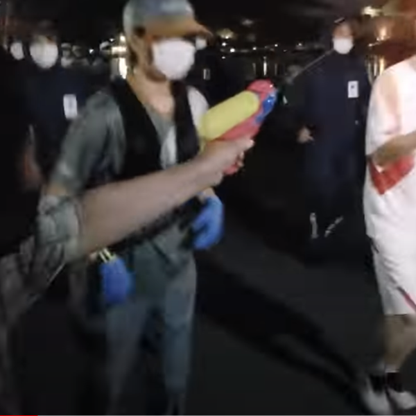 Σε άλλα νέα, κάποιος προσπάθησε να σβήσει την Ολυμπιακή φλόγα με νεροπίστολο