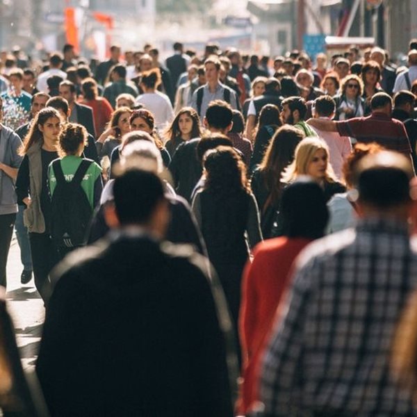 Αυτές είναι οι αυξήσεις που θα πάρουν 3,5 εκατομμύρια δημόσιοι και ιδιωτικοί υπάλληλοι