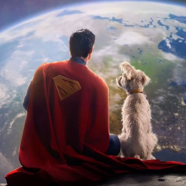 O Superman ποζάρει με τον σκύλο του για τη νέα ταινία του James Gunn