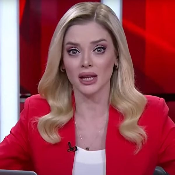 Δημοσιογράφος έτρεμε σε ζωντανή μετάδοση από τον σεισμό στην Κωνσταντινούπολη (video)