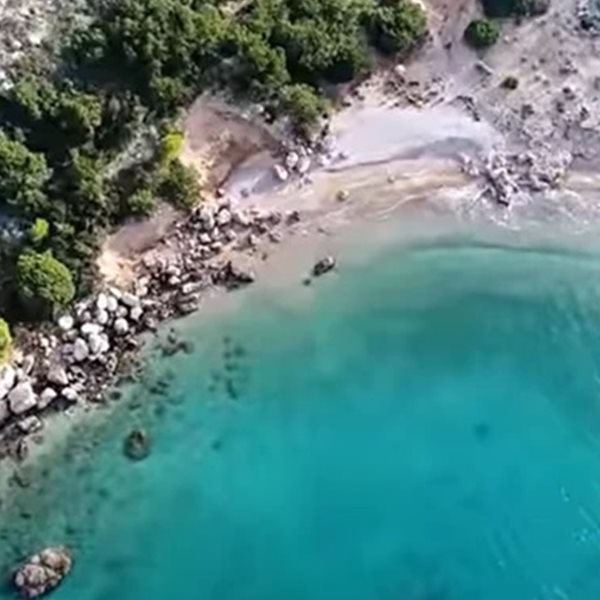 Μπάνιο στην παραλία δίπλα από το ακριβότερο ελληνικό σπίτι