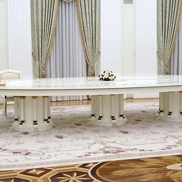 Το Twitter παραληρεί με το τραπέζι που έκατσαν Putin και Macron