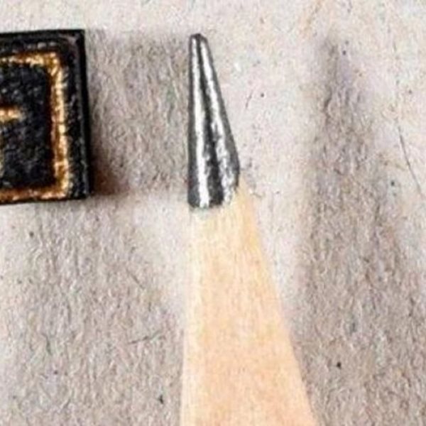 Ένα από τα μικρότερα βιβλία στον κόσμο πωλήθηκε 4.200 Ευρώ