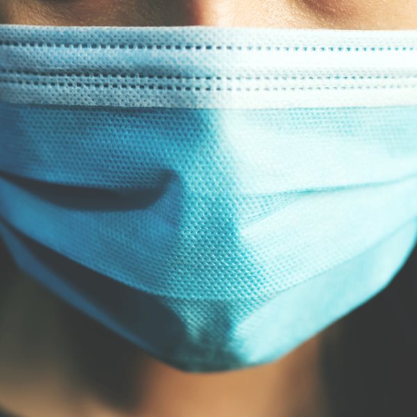 Ο Ηλία Μόσιαλος εξηγεί γιατί δεν πρέπει να κατεβάζουμε τη μάσκα στο πηγούνι