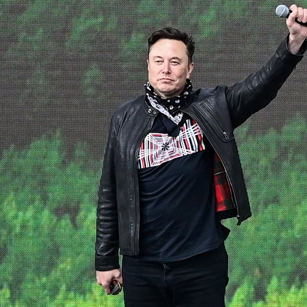 Ο Elon Musk ενεργοποιεί το Starlink πάνω από την Ουκρανία