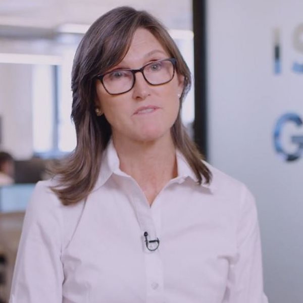 Μετοχές της Tesla αξίας 297 εκατομμυρίων δολαρίων πούλησε η Cathie Wood